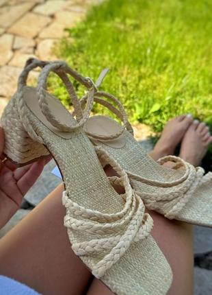 Босоніжки плетені кольору екрю на підборах stradivarius з деталями мотузки