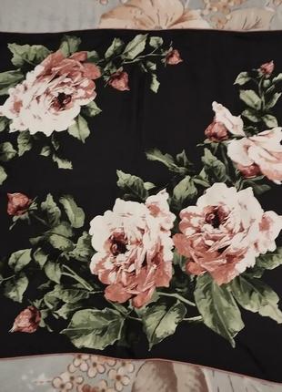 Черный шелковый платок с розами роуль2 фото
