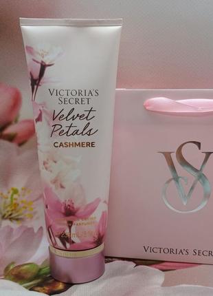 Зволожуючий лосьйон для тіла та рук velvet petals cashmere victoria's secret