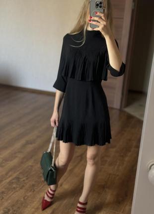 Кукольное черное платье плиссе, с рюшами размер xs-s  prettylittlething