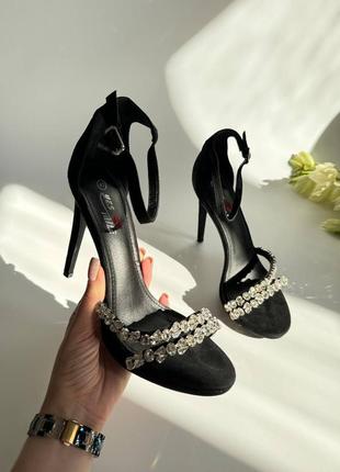 Стильні босоніжки на високому каблуку босоніжки на шпильці з камінцями чорні босоніжки на каблуку босоніжки на підборах з камінням яскраві босоніжки2 фото