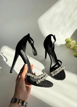 Стильні босоніжки на високому каблуку босоніжки на шпильці з камінцями чорні босоніжки на каблуку босоніжки на підборах з камінням яскраві босоніжки3 фото