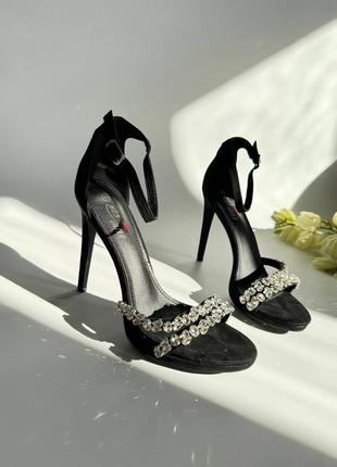 Стильні босоніжки на високому каблуку босоніжки на шпильці з камінцями чорні босоніжки на каблуку босоніжки на підборах з камінням яскраві босоніжки4 фото