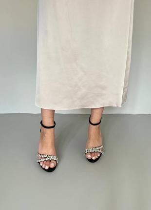 Стильні босоніжки на високому каблуку босоніжки на шпильці з камінцями чорні босоніжки на каблуку босоніжки на підборах з камінням яскраві босоніжки10 фото