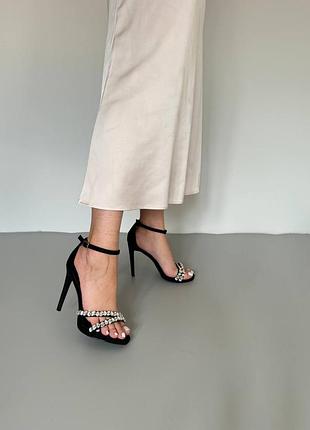 Стильні босоніжки на високому каблуку босоніжки на шпильці з камінцями чорні босоніжки на каблуку босоніжки на підборах з камінням яскраві босоніжки7 фото