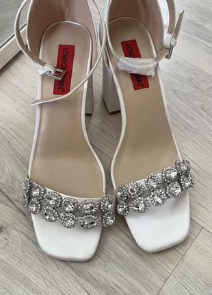 Босоніжки білі