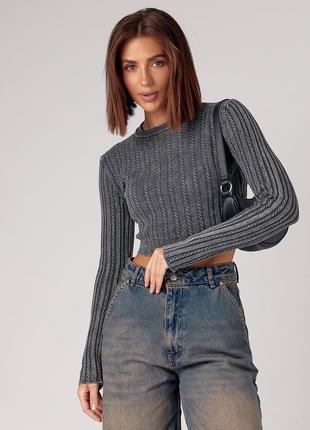 Короткий жіночий джемпер з візерунком у косичку