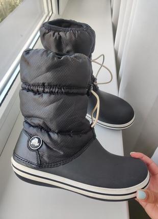 Чоботи дутики crocs w7 37 розмір