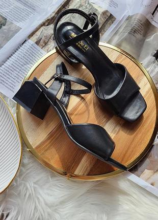 Черные босоножки из эко-кожи на каблуке