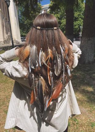Белая повязка с перьями на голову
