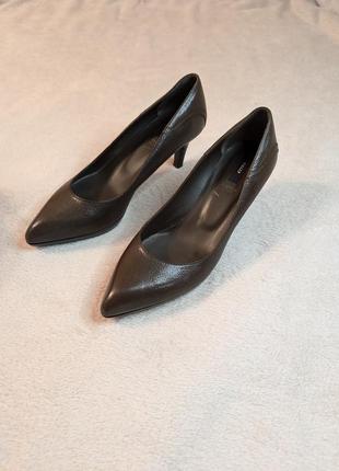 Туфлі човники bally made in  italy 37 розмір 23.5см
 нові original