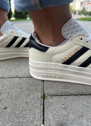 Женские кроссовки adidas gazelle cream platform9 фото