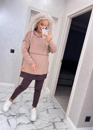 Костюм з кофтою вільного крою з капюшоном з зовнішніми швами з укороченими штанами з поясом на резинці з кишенями