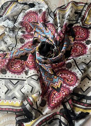 Воздушный, очень красивый платок с кисточками из натурального шелка