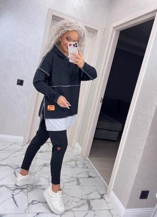 Костюм з кофтою вільного крою з капюшоном з зовнішніми швами з укороченими штанами з поясом на резинці з кишенями