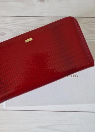 Красный кожаный кошелек на молнии