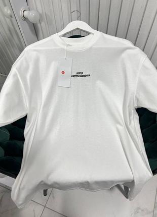 Белая футболка в стиле maison margiela