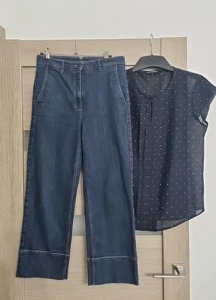 Темно-синие джинсы.