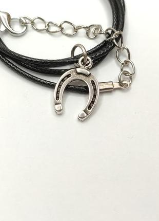 Підвіска металева на шнурку підкова