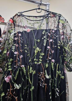 Неймовірна ажурна сукня з вишитими квітами3 фото