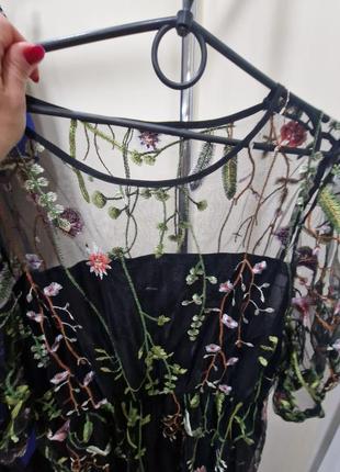 Неймовірна ажурна сукня з вишитими квітами2 фото