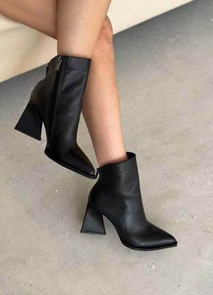 Черевики на фігурному каблучку