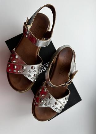 Босоніжки шкіряні