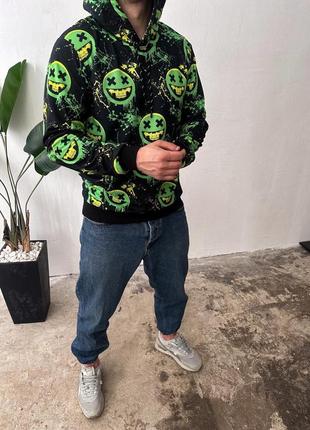 Осінній чоловічий худі чорного кольору с принтом