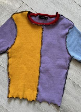 Яскрава футболка