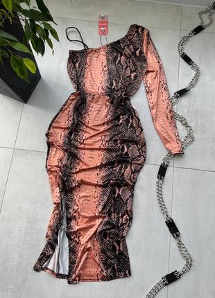 Очень красивое платье по фигуре с разрезом на ножку и одним рукавом