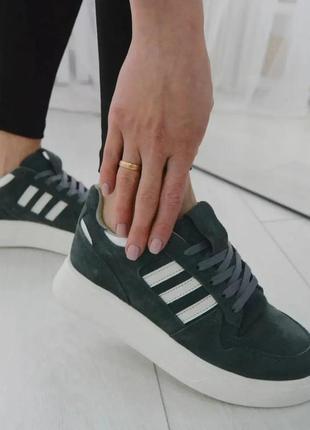 Женские кроссовки