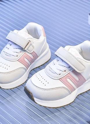 Дитячі кросівки на дівчинку