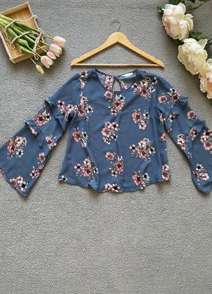 Блуза в квітковий принт з трендовим рукавом та крапелькою на спинці