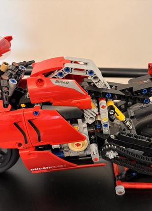 Конструктор lego ducati panigale v4 r (42107)1 фото