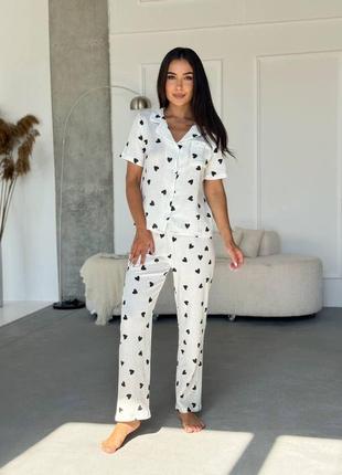 Натуральна жіноча піжама-двійка зі штанами та сорочкою з муслінової тканини білого кольору в принт серця