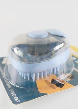 Силиконовая массажная щетка для купания животных с емкостью для шампуня голубая5 фото