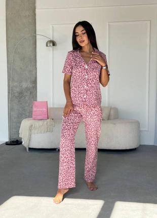 Натуральна жіноча піжама-двійка зі штанами та сорочкою з муслінової тканини білого кольору в леопардовий принт