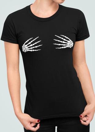 Женская футболка с принтом руки скелета на груди