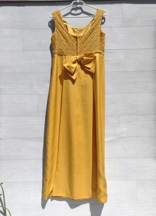 Массивное длинное жёлтое платье