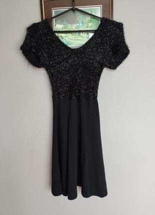 Черное маленькое платье люрексом и красивой спинкой