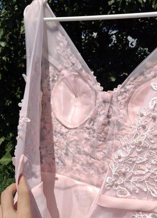 Платье длинное в пол свадебное вечернее розовое расшитое жемчугом с шлейфом10 фото
