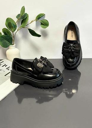 Туфли лоферы для девочки подростка чёрные с булавкой брошкой от jong golf