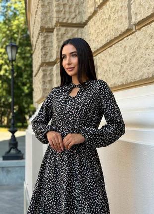 Платье миди женское в цветочек с длинными рукавами приталенное расклешённое а силуэта с рюшами оборками ретро винтаж  чёрное софт