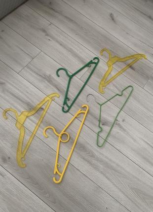 Желтые и зеленые вешалки 5 штук
