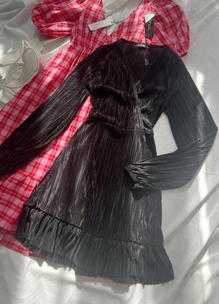 Черное платье плиссе boohoo3 фото