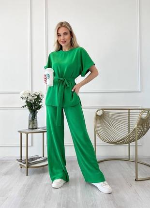 Ідеальний на літо креповий костюм оверсайз комплект футболка і широкі штани палаццо жіночий з поясом