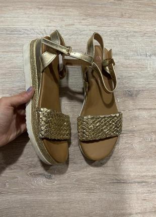Босоніжки  плетені золотисті lady glam