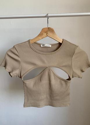 Бежевый базовый топ с декольте pull & bear