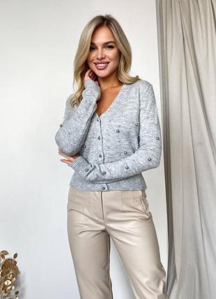 Кардиган на пуговицах декорирован бусинами жемчуга.