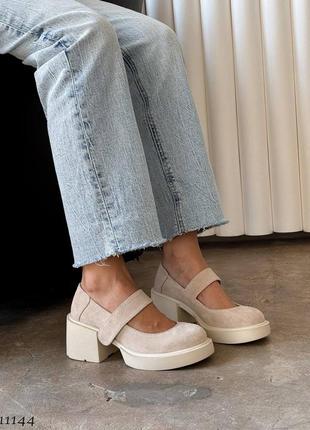Бежевые туфли на липучке
